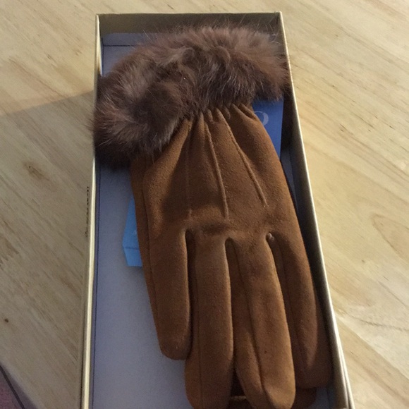 Women’s Gloves - Picture 2 of 4